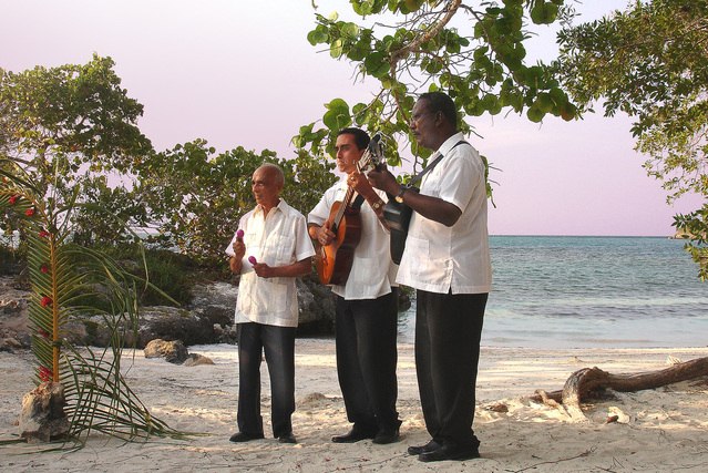 músicos en las playas del este de la habana