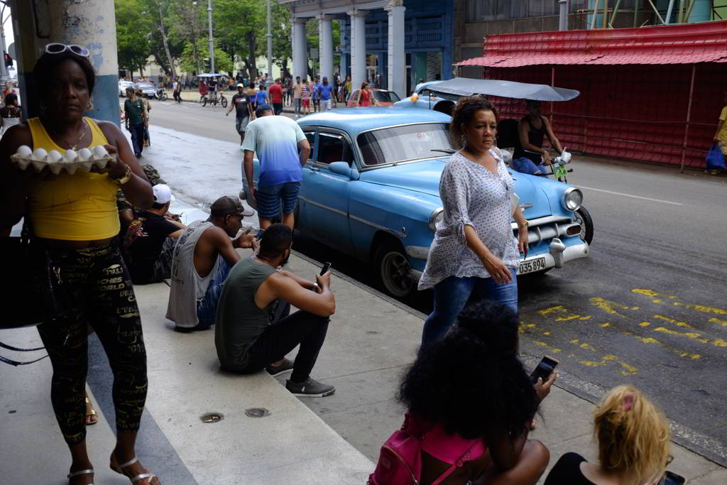 cubanos conectados a internet en la Habana