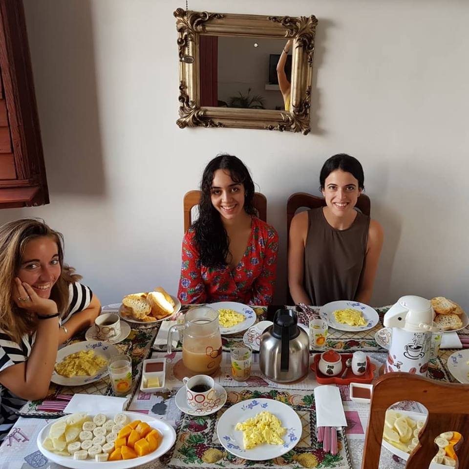 chicas desayunando